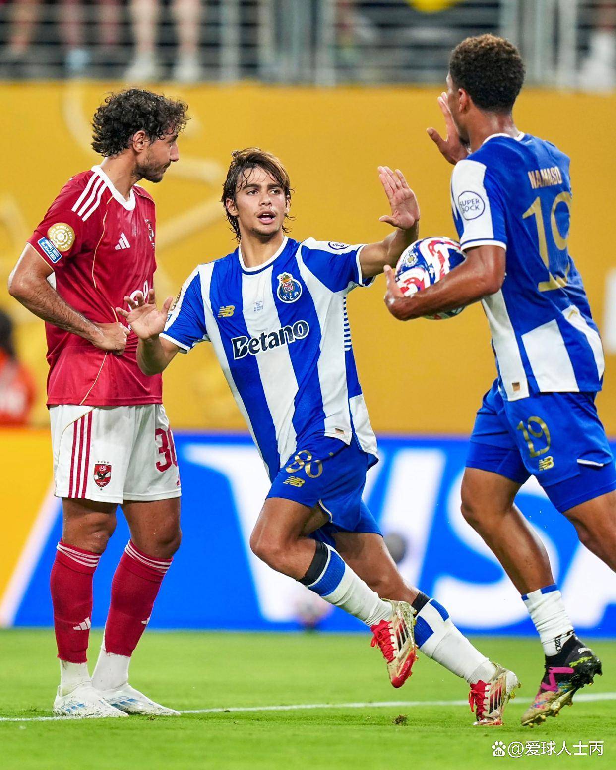 穆勒社媒评论c罗